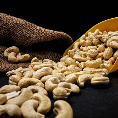 Organic Konkan Medium W320 cashews in a bowl, highlighting their creamy colour, medium size and natural texture.