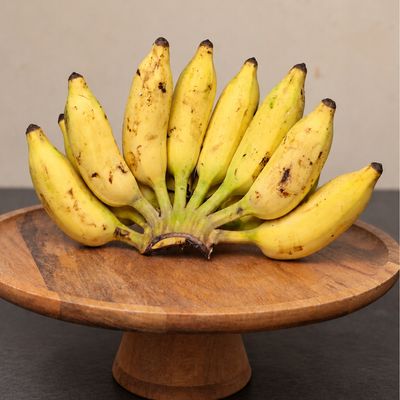 Organic Elaichi Banana (Yellaki), a small aromatic Indian banana with naturally sweet, creamy flesh and rich flavour.