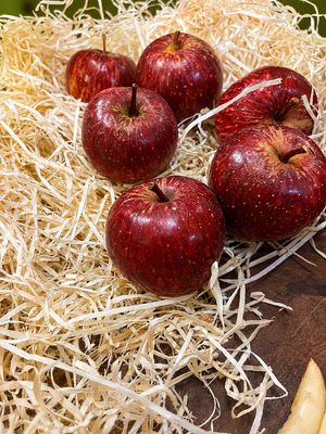 Organic Royal Delicious apples from Kinnaur, Himachal Pradesh, with deep red skin, fresh orchard quality and crisp texture.