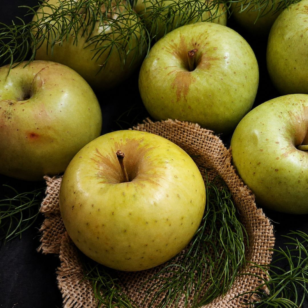 Fresh organic Golden apples with crisp texture, juicy flesh and naturally sweet flavour, perfect for healthy daily snacking!