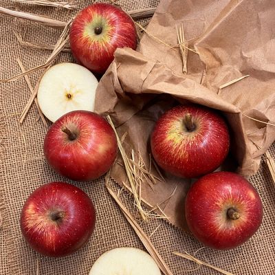 Organic Spur apples with striking red skin, juicy crisp flesh and a balanced sweet-tart taste, ideal for wholesome snacking.!