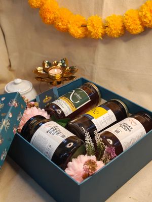स्वर्णिम मधु कुंभ Swarnim Madhukuṃbha - Golden Treasures of Hive