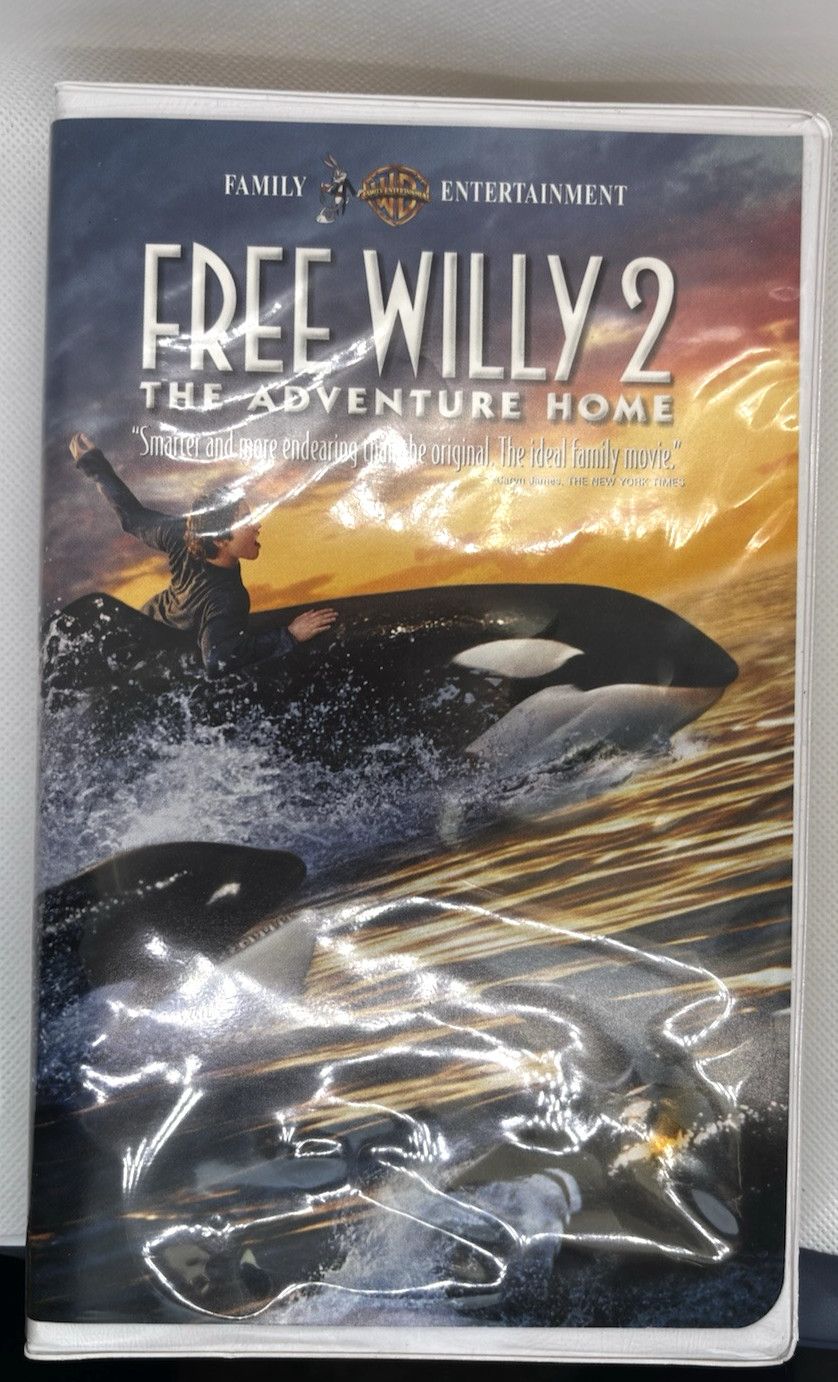 Free Willy 2: The Adventure Home (1995) (VHS, Clambox, 18200)