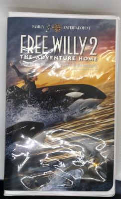 Free Willy 2: The Adventure Home (1995) (VHS, Clambox, 18200)
