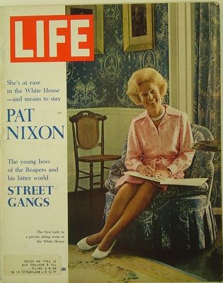 Life Magazine (050) August 25 1972 - Pat Nixon, Street Gangs, San Francisco Future