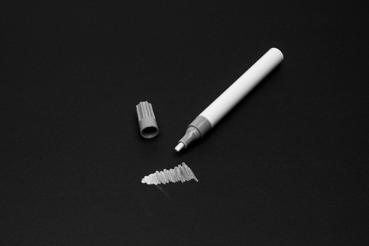 UNS Touch Up Pen - Aluminum Stand - White