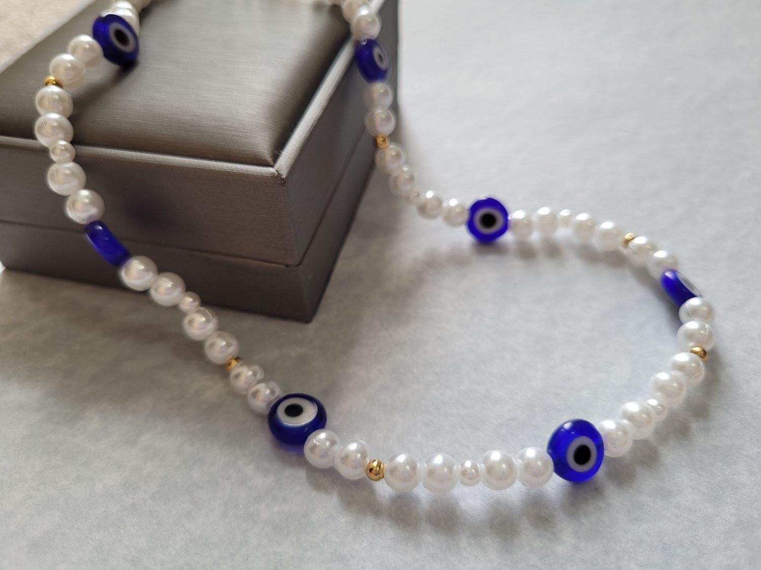 Collar de perlas con ojos turcos
