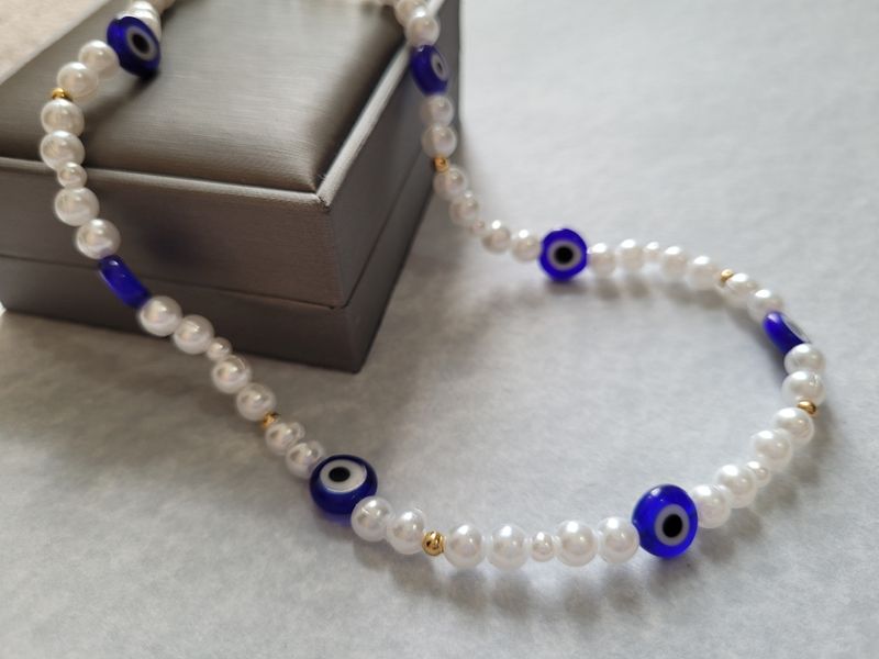 Collar de perlas con ojos turcos