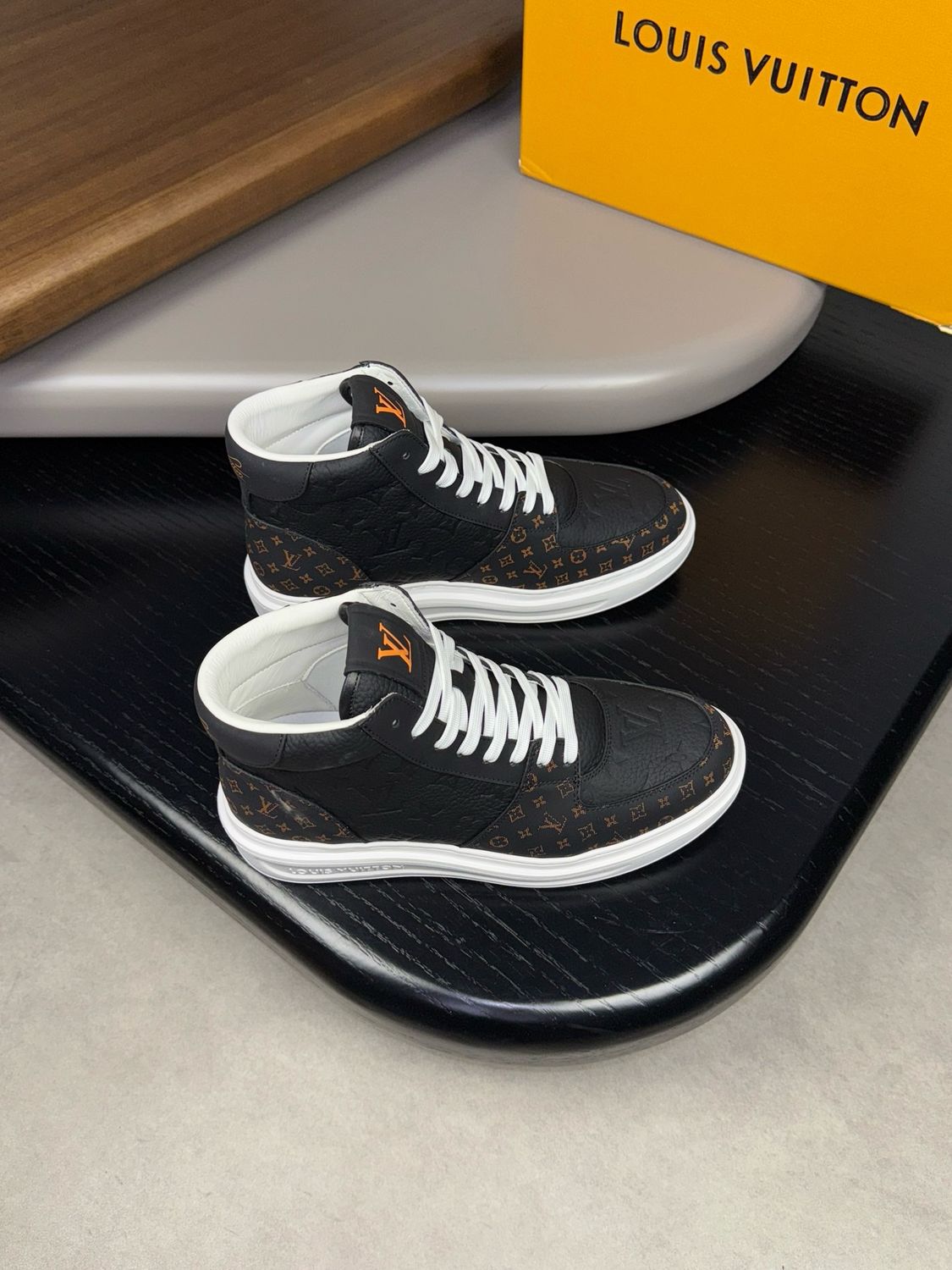 Louis Vuitton men high shoes LOTE17