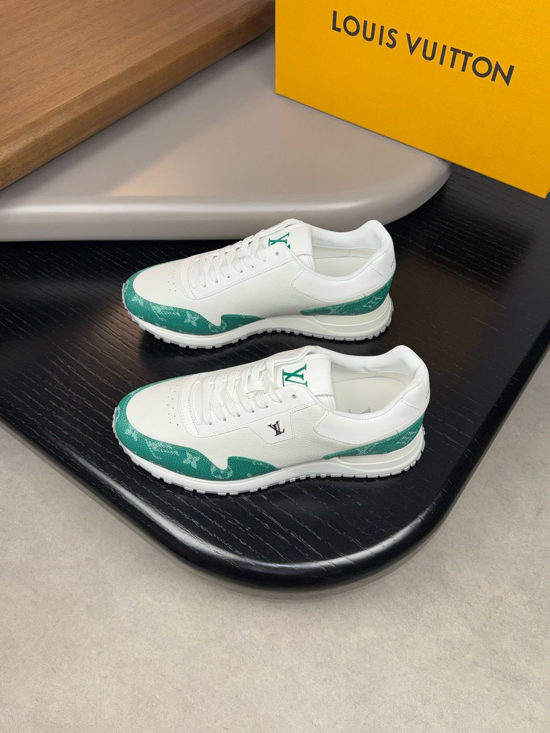 Louis Vuitton men shoes LOTE22