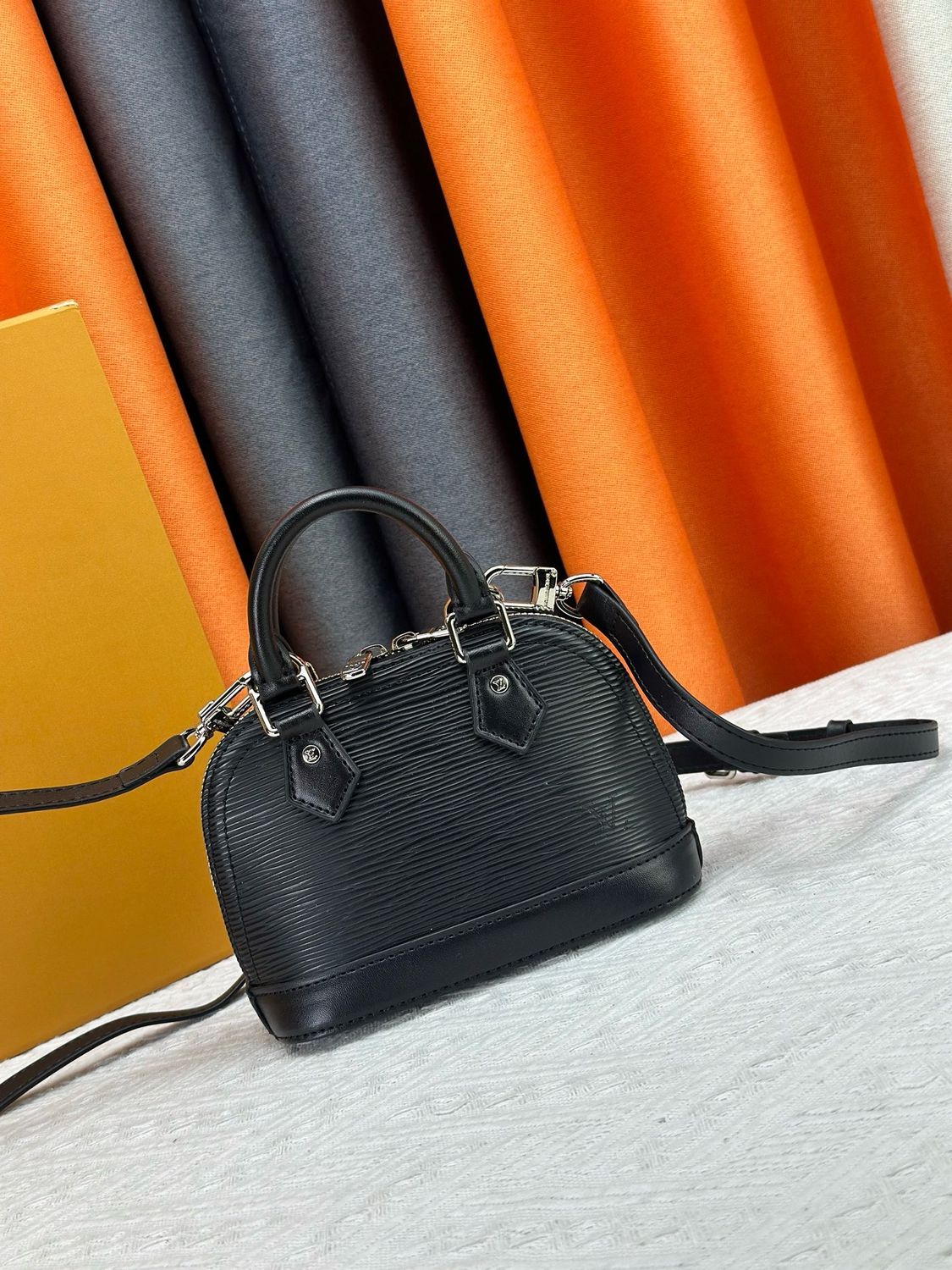 Louis Vuitton women bag LEA26