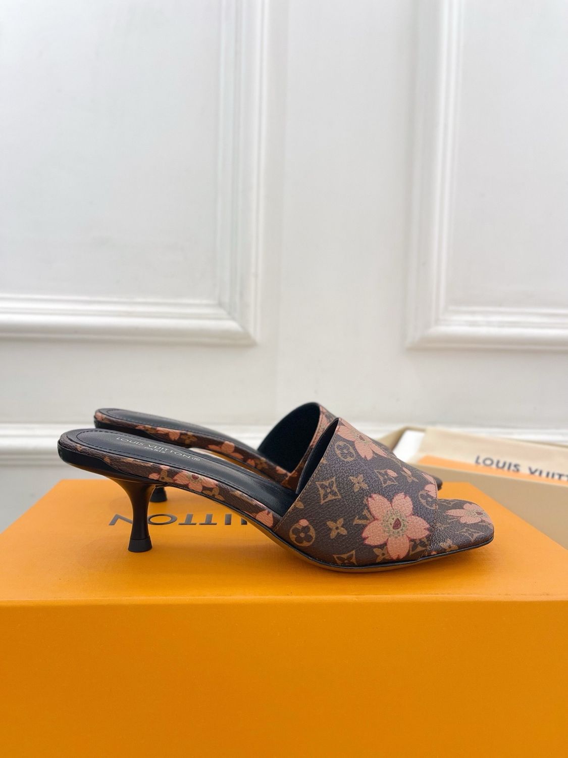 Louis Vuitton women sandals LAOD04