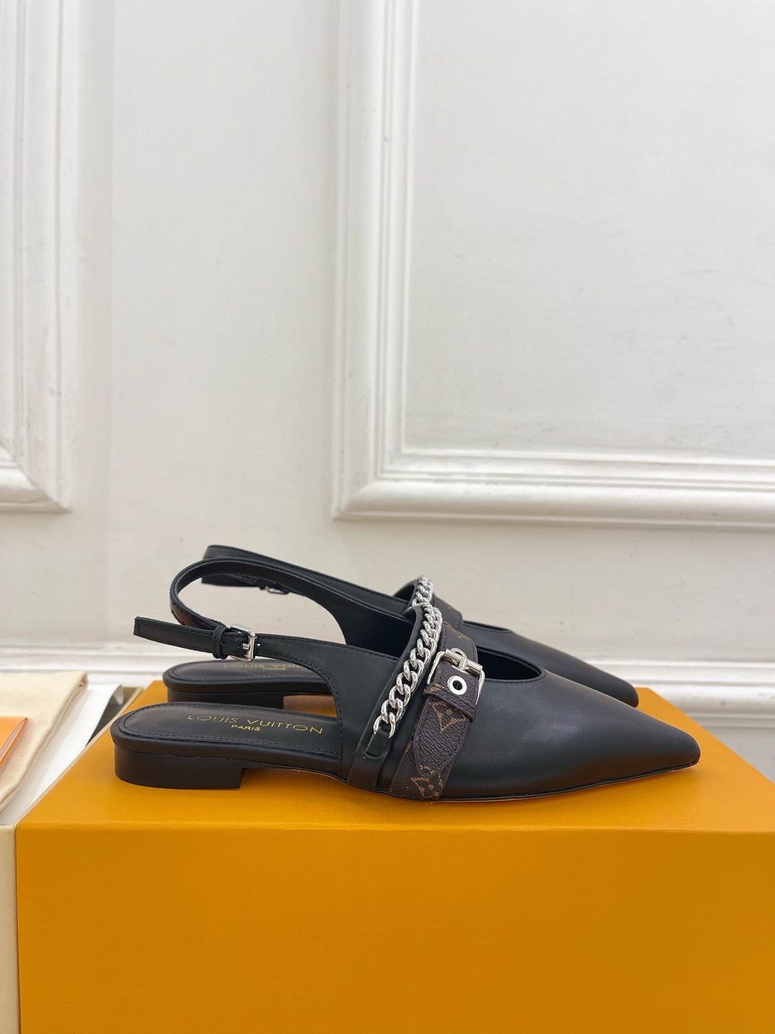 Louis Vuitton women sandals LAOE02