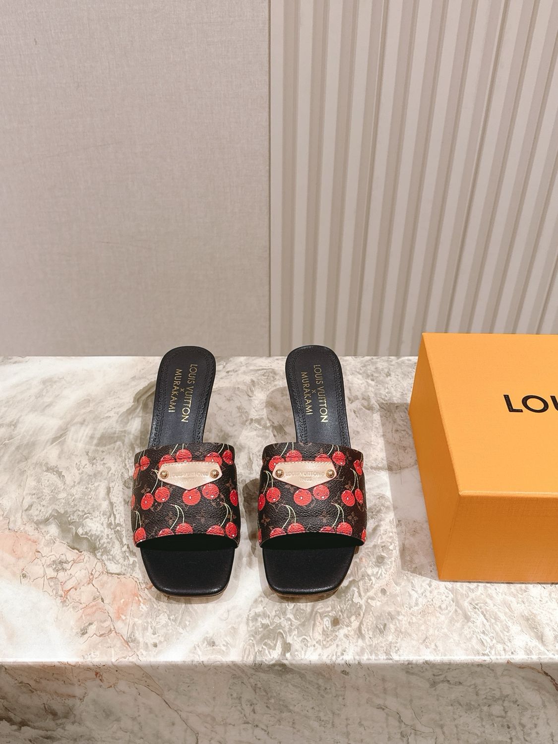 Louis Vuitton women slippers LAOE04
