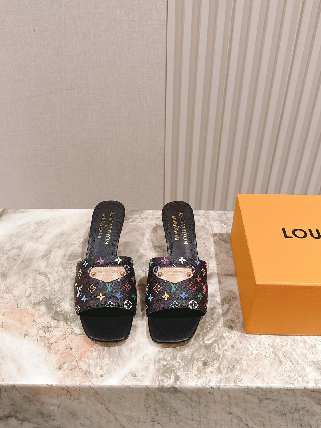 Louis Vuitton women slippers LAOE03