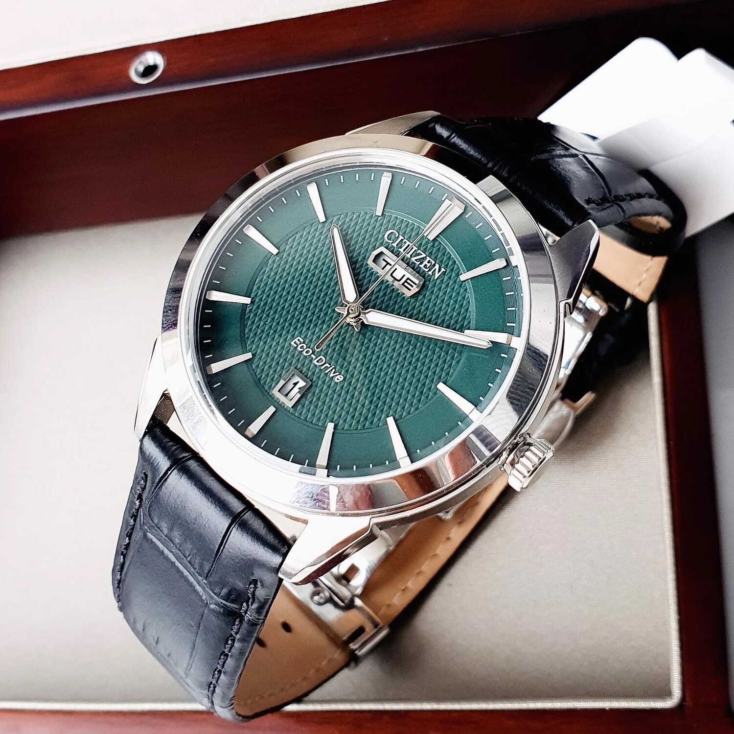 Citizen Corso AW0090-02X 40mm Green dial Sapphire glass leather band 30m Water Resist Ecodrive