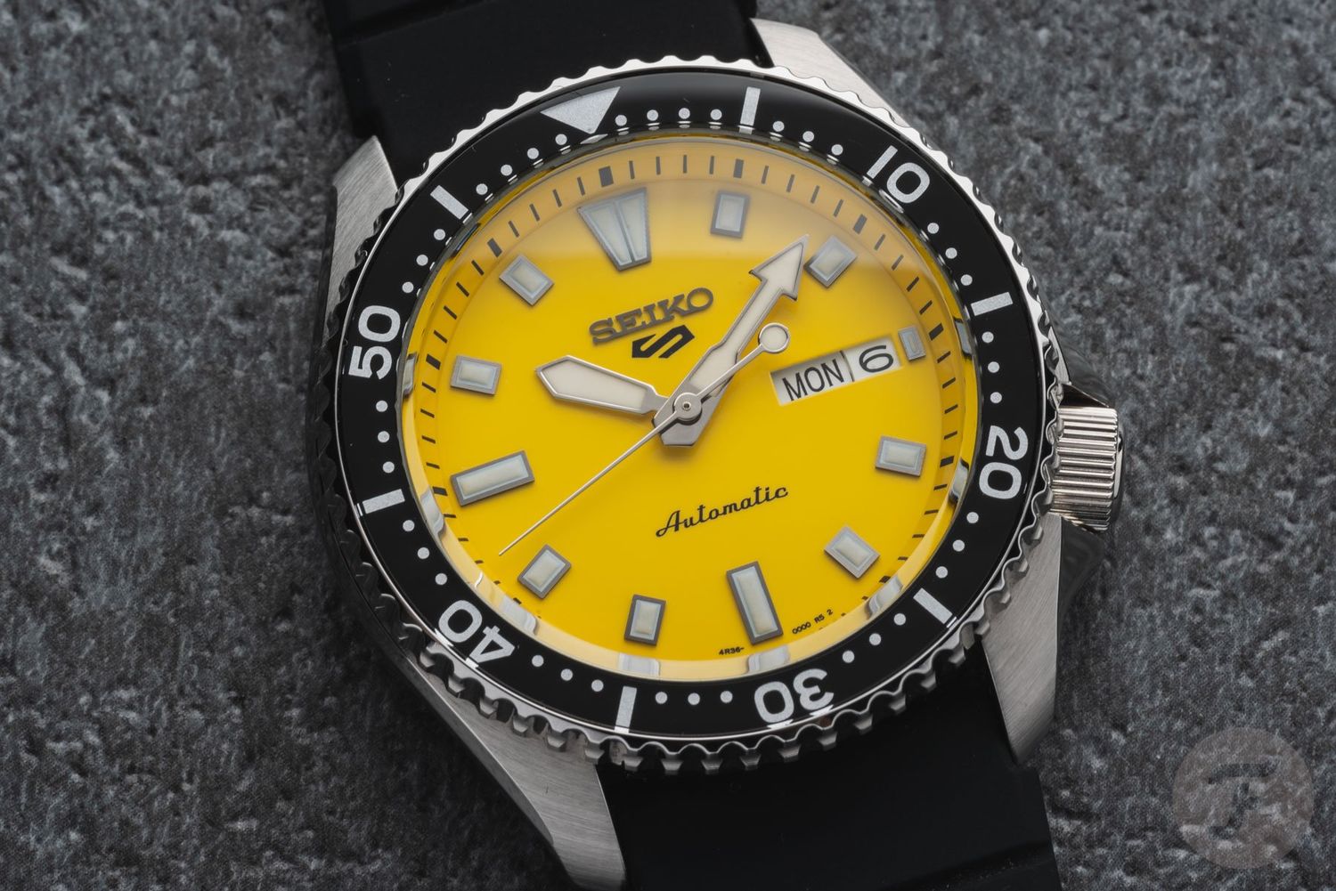 Men’s automatic watch Seiko 5 Sports SKX Yellow Hornet SRPL87K1 42.5 mm – Yellow dial, 100 m, rubber strap