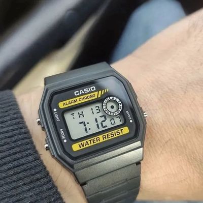 Casio F-94WA-9HDG  classic digital watch 38.2 × 33.2 × 8.5 mm 7-year battery life