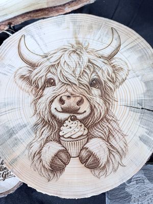 Highland Cow Cupcake Live Edge Cake & Cupcake Holder
