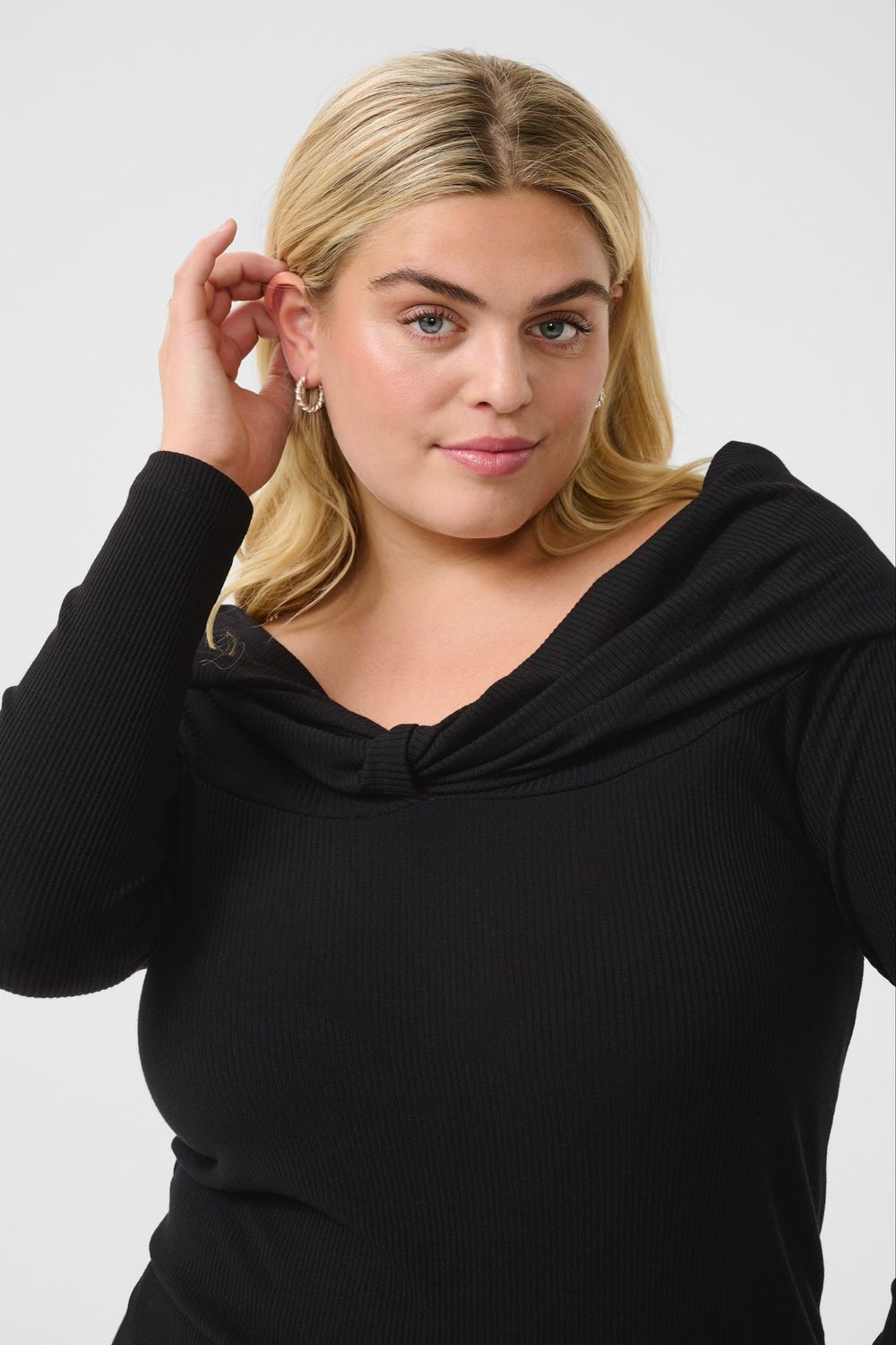 KCkiala off shoulder t-shirt