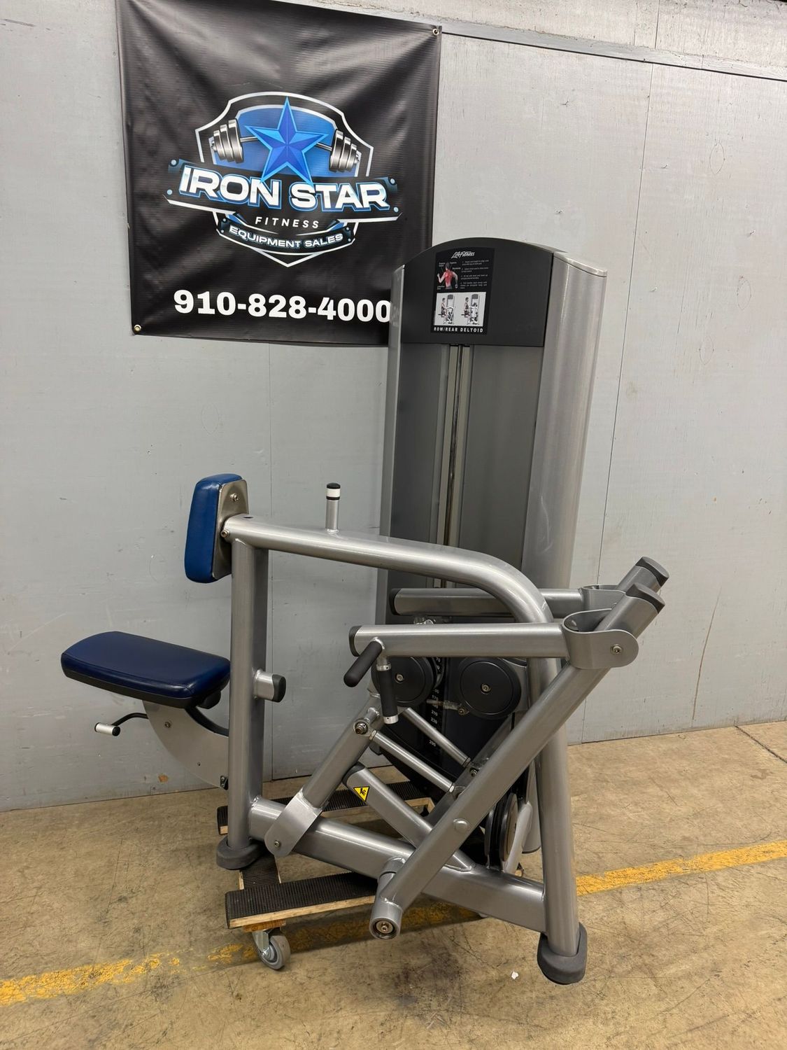 Life Fitness Row Rear Delt