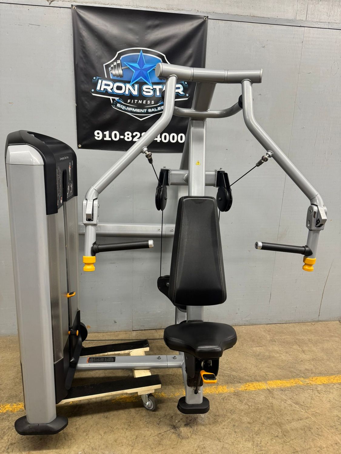 Precor Discovery Converging Chest Press