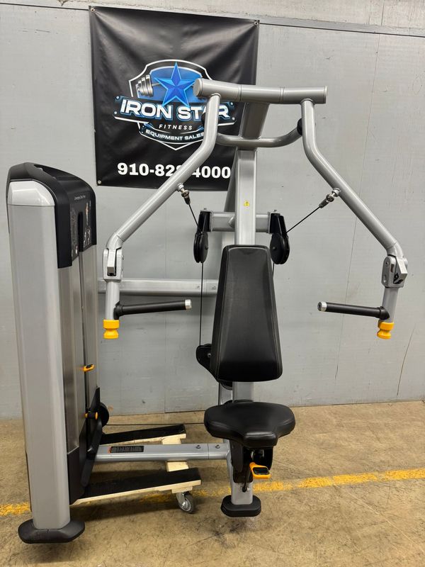 Precor Discovery Converging Chest Press