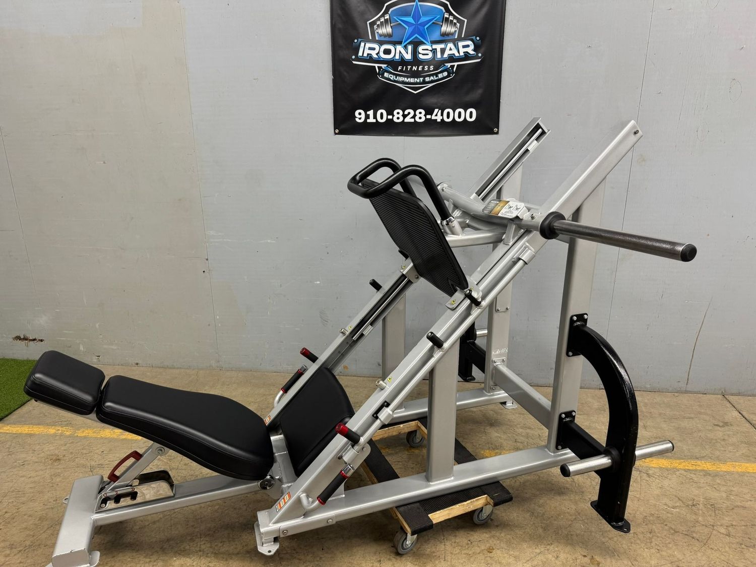 Nautilus Plate Loaded Angle Leg Press