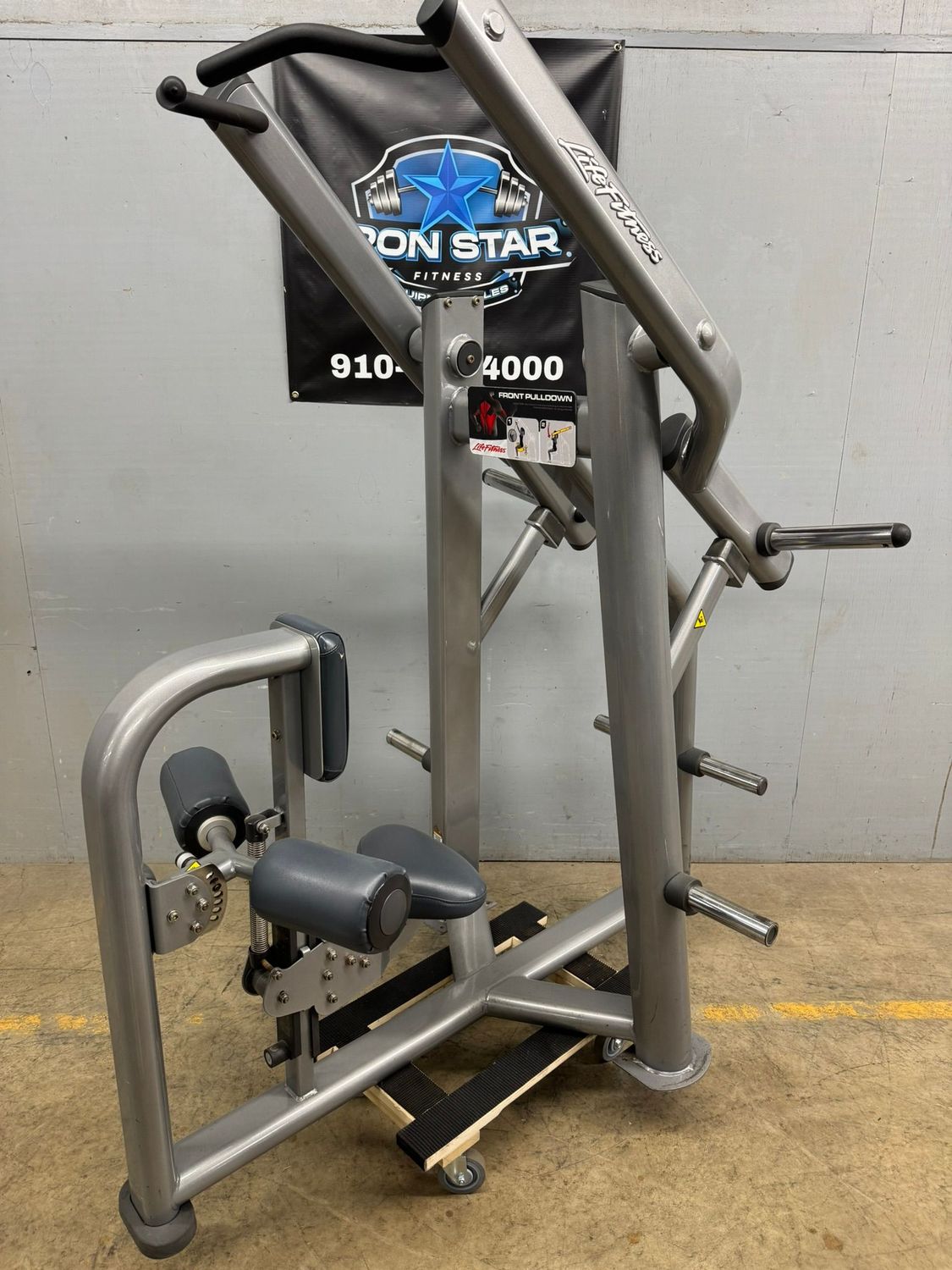 Life Fitness Signature Front Lat Pulldown