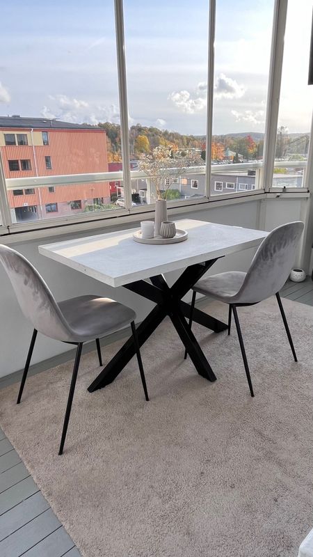 Betongbord x Metallben X-Form Matbord