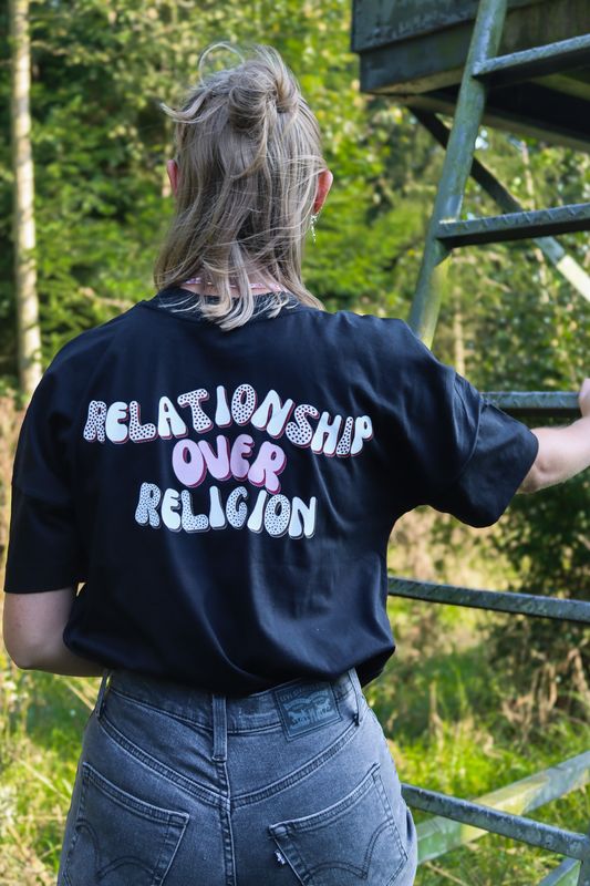 Relationship over religion premium t-shirt