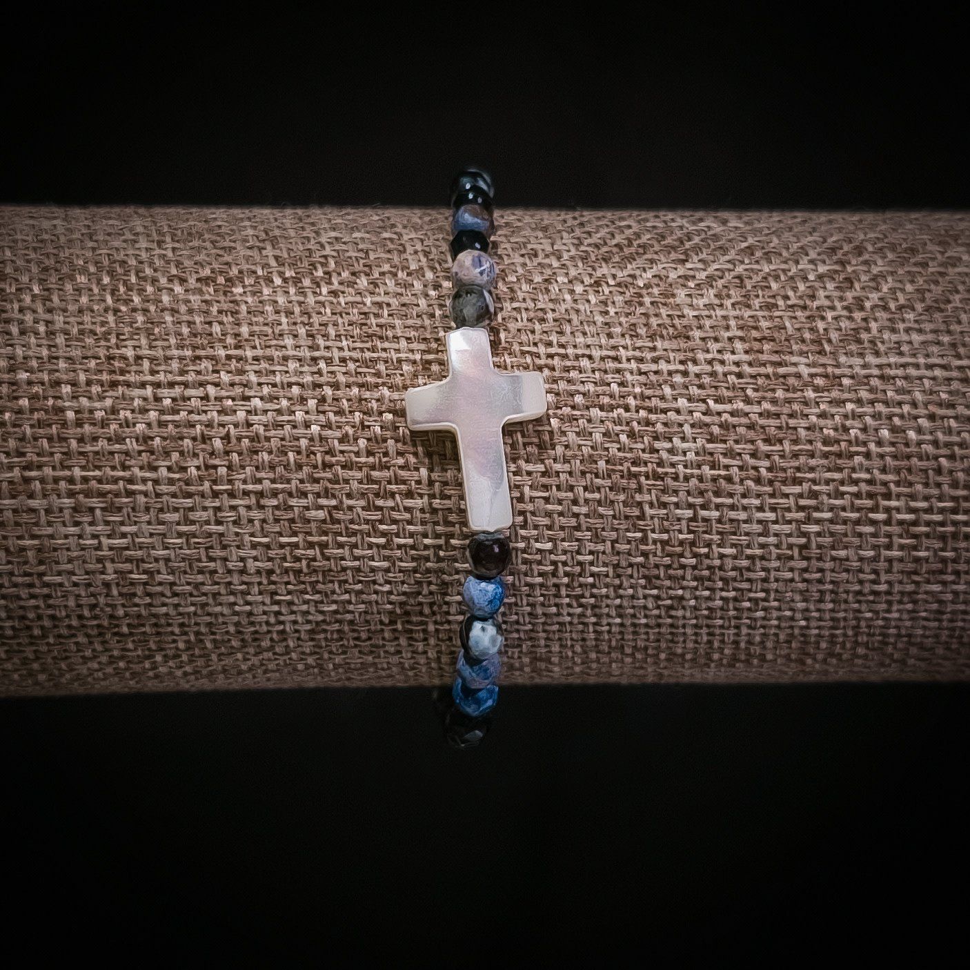 MOTHER OF PEARL CROSS MINI DEEP BLUE AGATE BEAD BRACELET