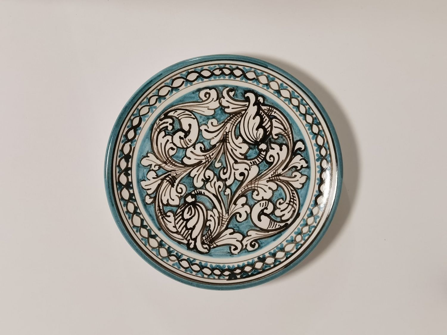 Piatto decorativo ornato bianco