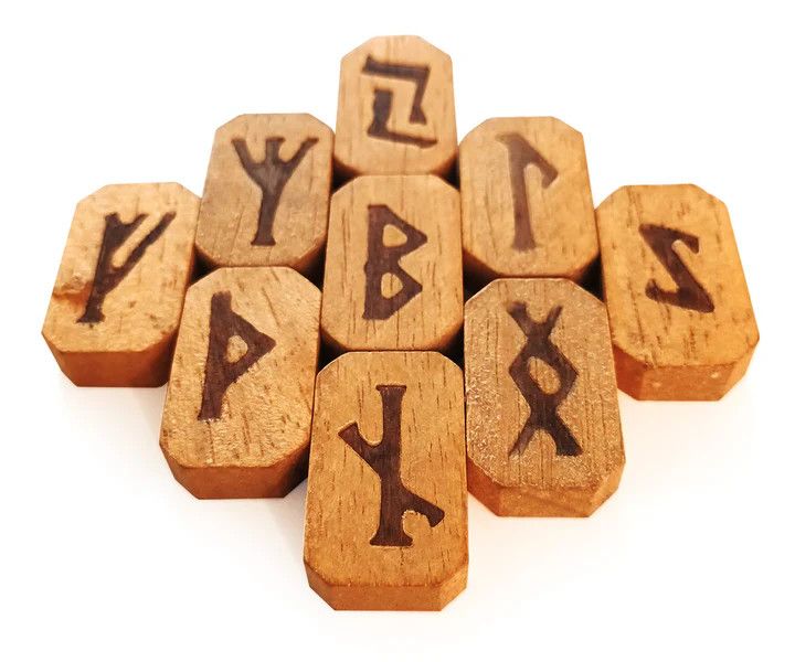 Wooden Runes - Lo Scarabeo