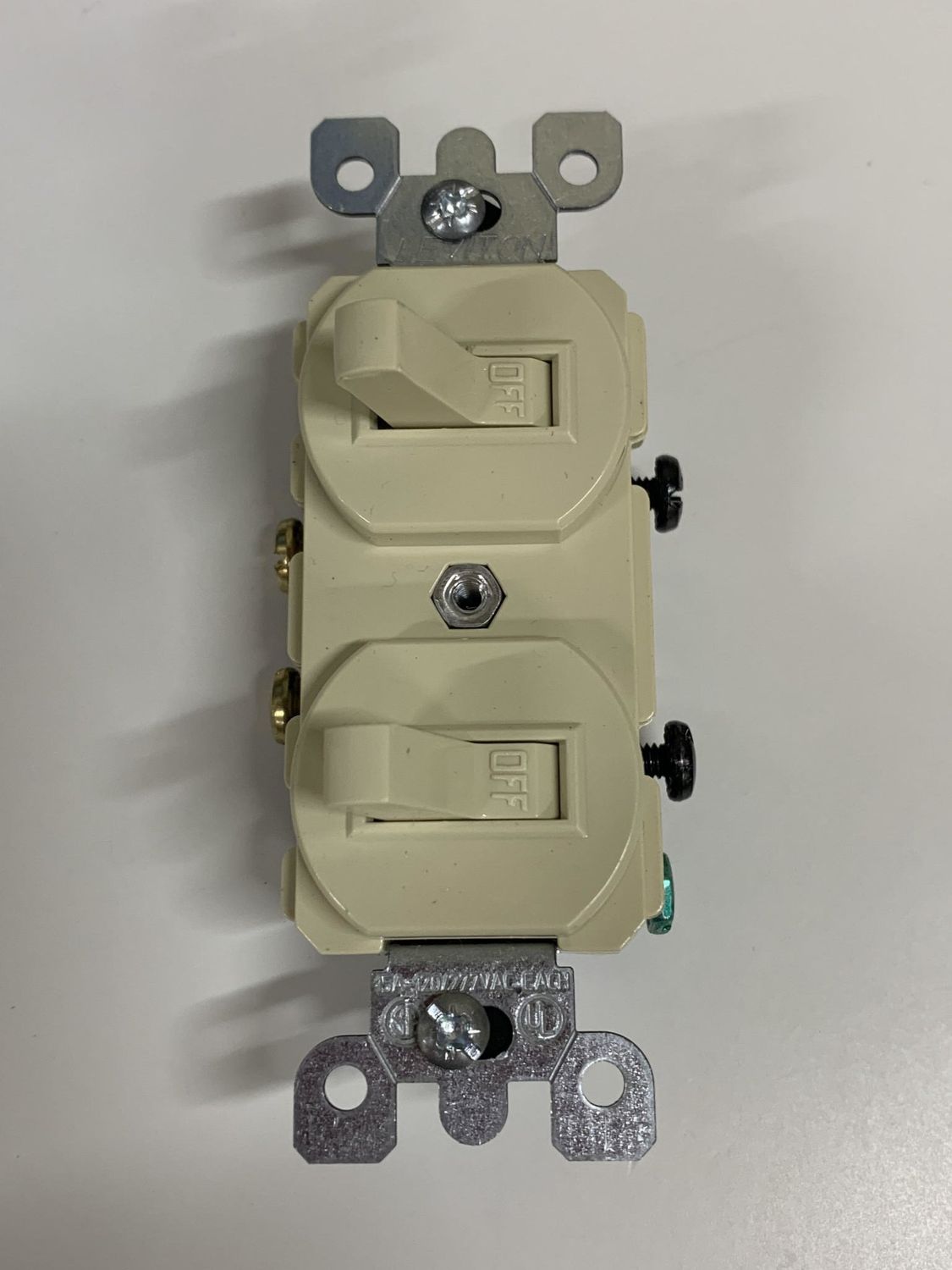 06 5224I SWITCH DOBLE SILENCIOSO 15 AMP/120-277 VOLTS IVORY LEVITON 5224-2I (690-ig)