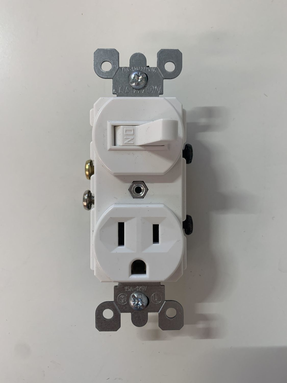06 5225W COMBINATION SWITCH+RECEPT 15AMP/120 V WHT LEVITON