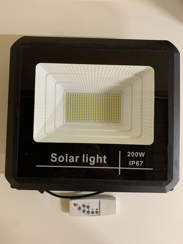 25-8CQGM200 200W SOLAR FLOOD LIGHT WITH REMOTE CONTROL