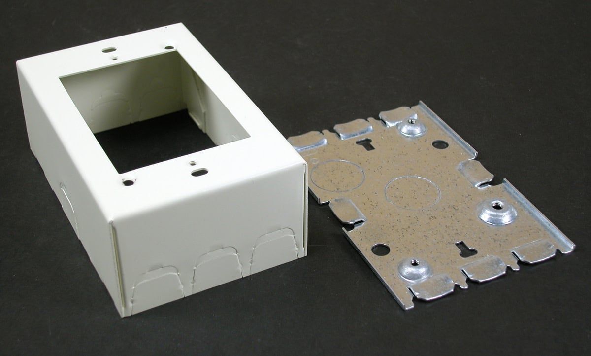 V5748 Wiremold 500/700 Series Single-Gang Switch and Receptacle Box Fitting, Ivory