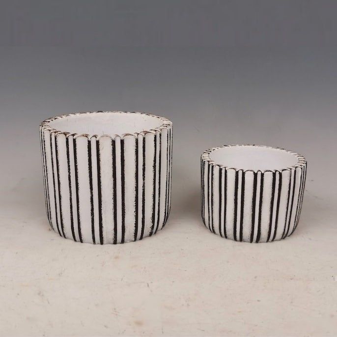 Pot Flat Bottom w/Ridged Vertical Lines Lrg 6x5 B/W Cement