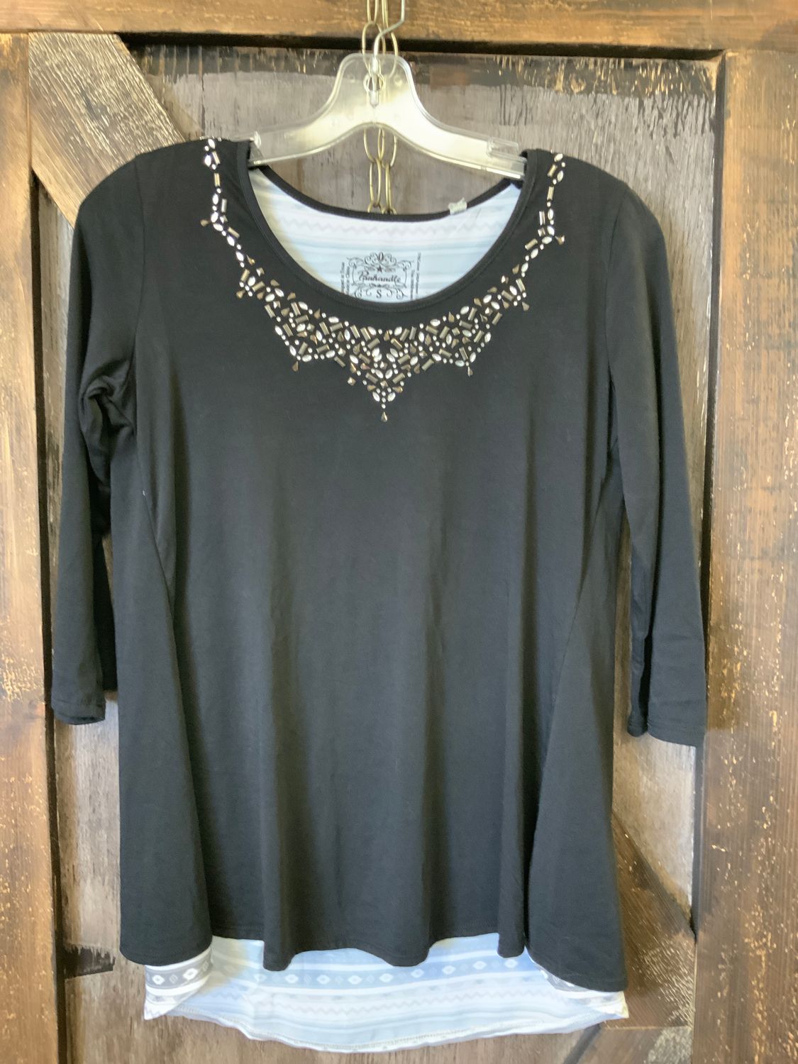 LADIES PANHANDLE 3/4 SLEEVE BLACK TOP WITH AZTEC INSERT IN THE BACK, Size: S