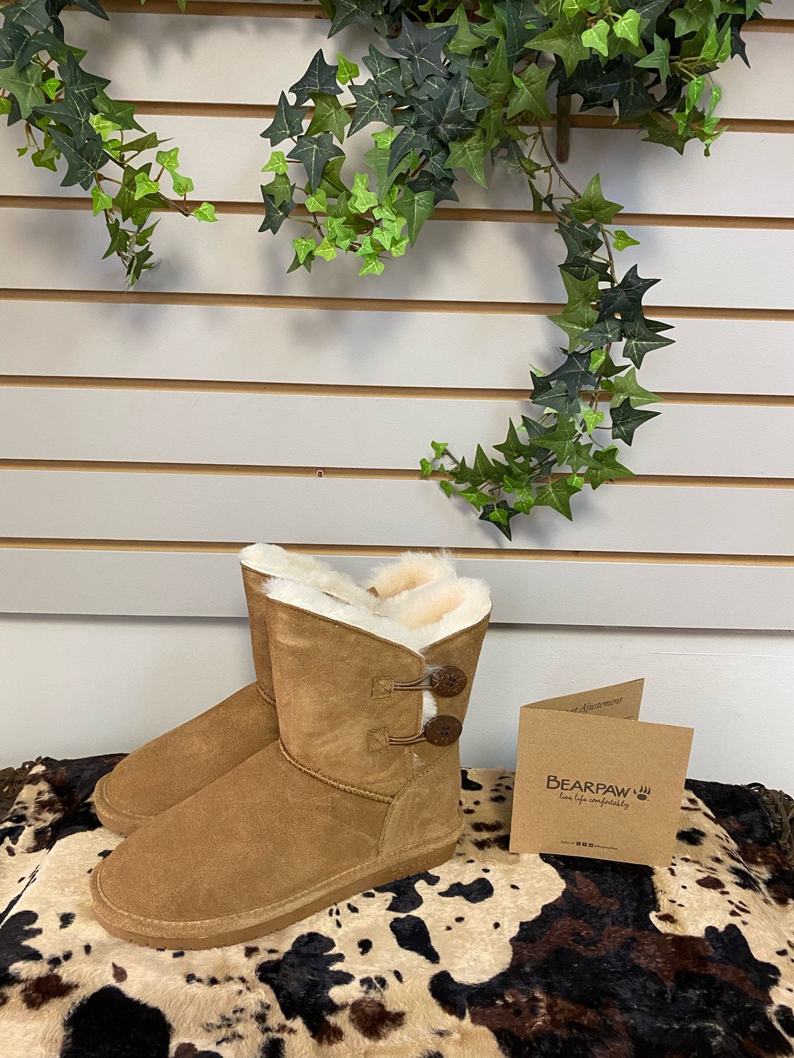 LADIES HICKORY BEARPAW ROSALINE SHORT BOOT, Size: 7