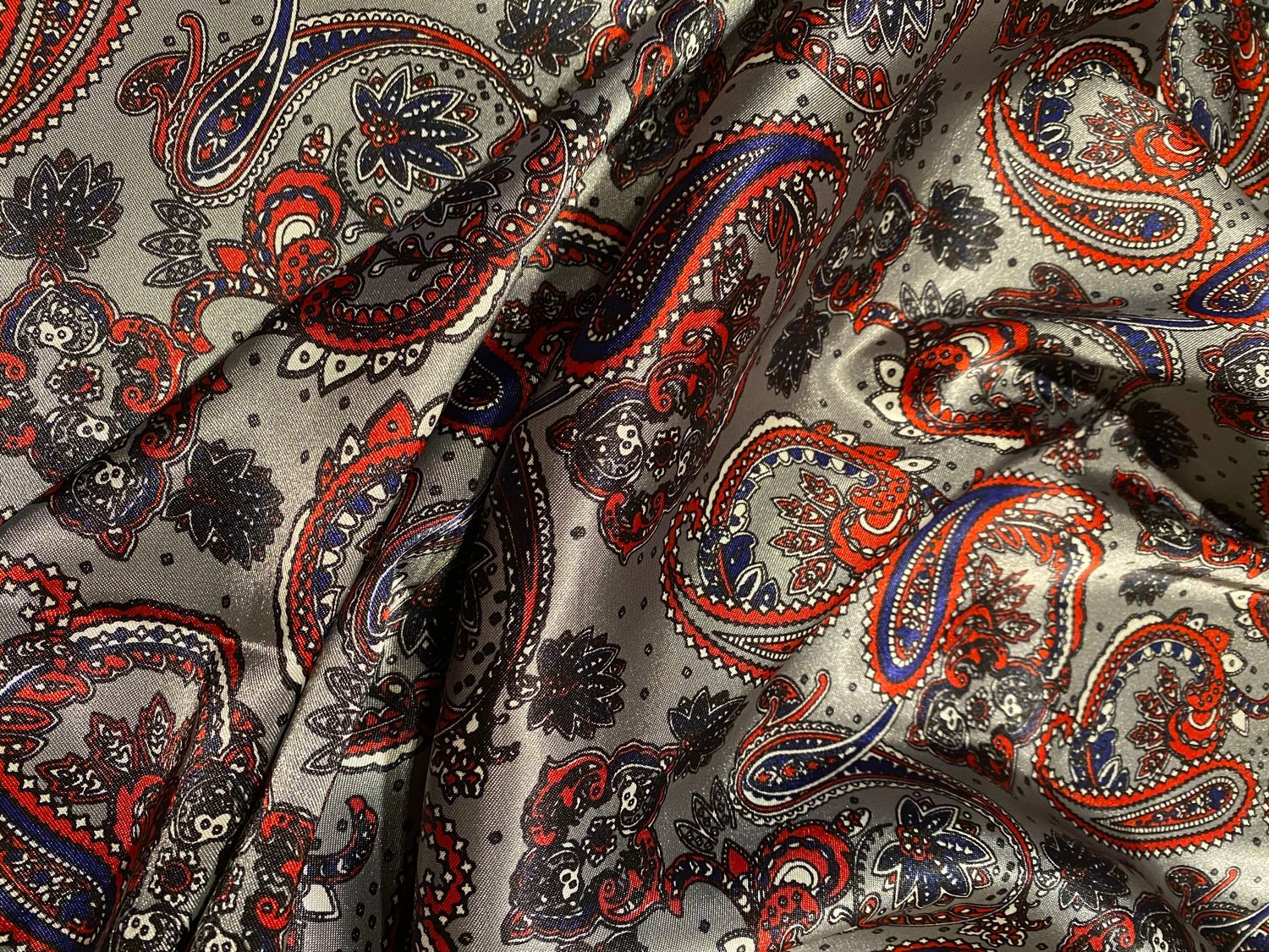 GREY/RED PAISLEY WILD RAG, Size: 36x36