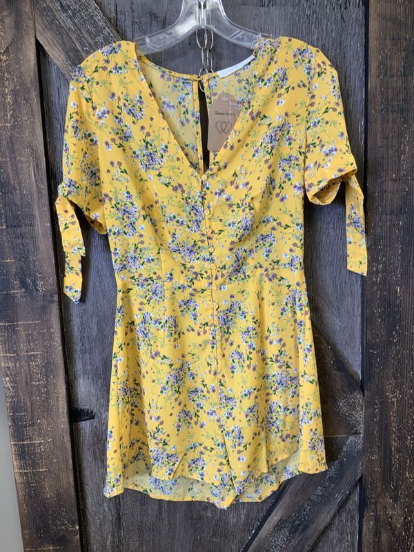 WHOLESALE FASHION WOMENS SHORT TIE SLEEVE V NECK FLORAL ROMPER Sm