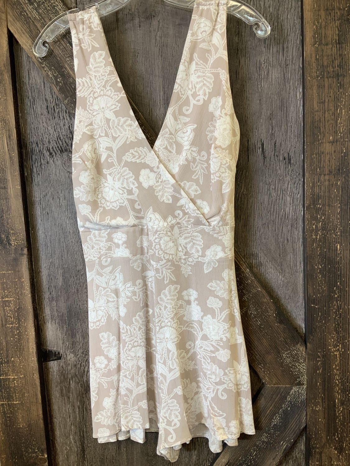 WHOLESALE FASHION WOMENS SLEEVELESS PRINT V NECK ROMPER TAUPE Sm