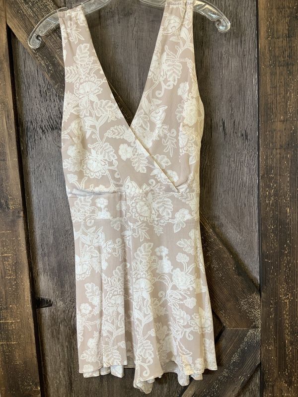 WHOLESALE FASHION WOMENS SLEEVELESS PRINT V NECK ROMPER TAUPE Sm