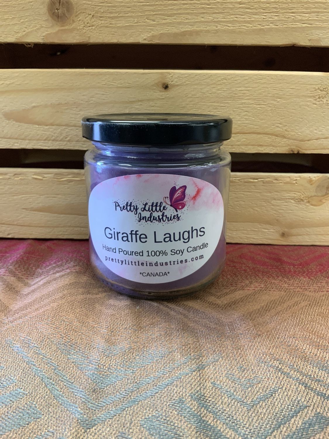 PRETTY GIRAFFE LAUGHS CANDLE