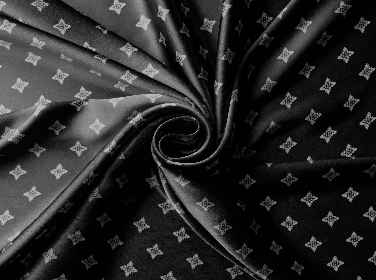 BLACK W/WHITE DIAMONDS WILD RAG 42x42
