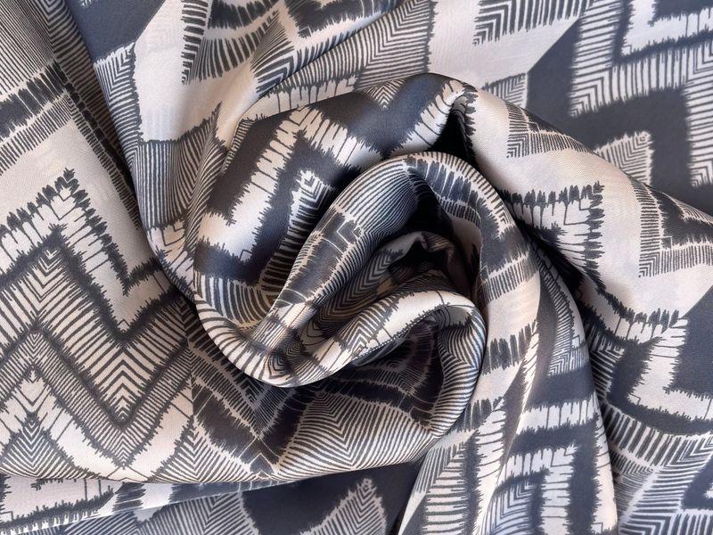 CHEVRON PRINT GREY &amp; CREAM WILD RAG
