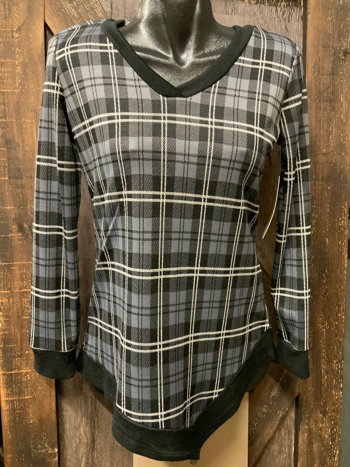 LADIES VNECK BLACK/CHARCOAL PLAID L/S TOP, Size: S