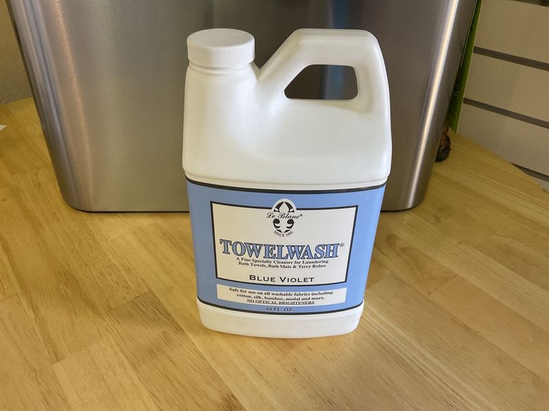 Le Blanc Towelwash Blue Violet 64 oz